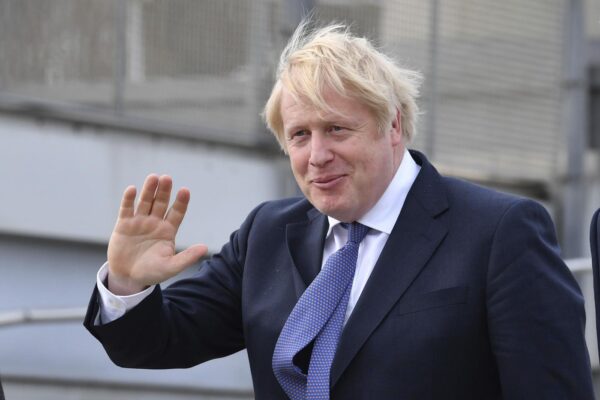 Boris Johnson dimesso dalla terapia intensiva: “Le sue condizioni migliorano”
