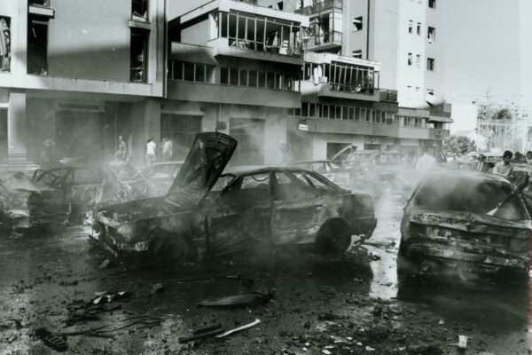 ©Lapresse
19-07-1992 Palermo, Sicilia
Interni
Nella foto: In strada  “Mariano D’Amelio” attentato al giudice  Borsellino
