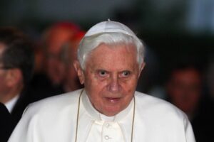 Pedofilia nella Chiesa, una vittima denuncia il papa emerito Raztinger: “Sapeva degli abusi ma accolse un prete violento”