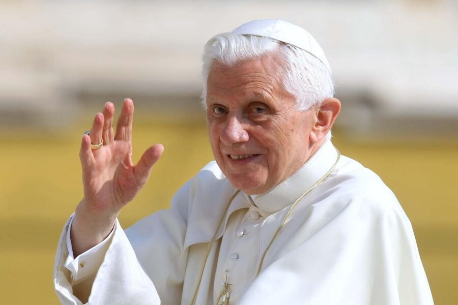 Benedetto XVI si schiera contro l’ordinazione di uomini sposati: “Celibato indispensabile”