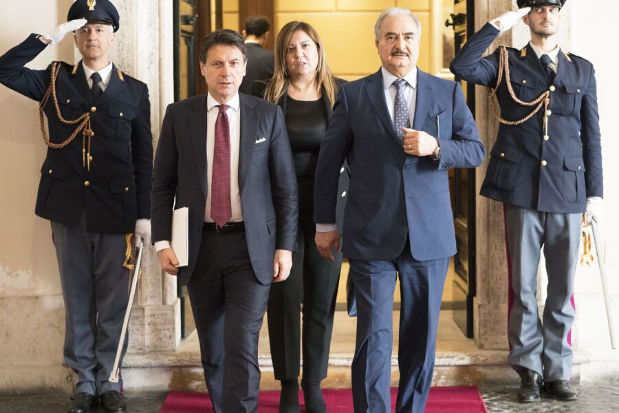 Crisi libica, Haftar non firma tregua ma partecipa al vertice di Berlino
