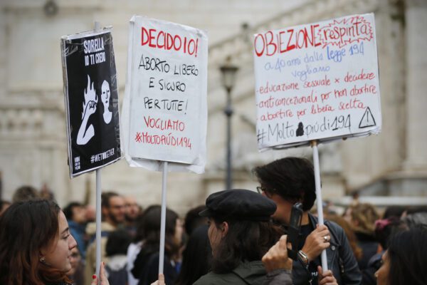 Aborto come ‘crimine’, a Roma la scuola di specializzazione in Ostetricia impone l’obiezione di coscienza