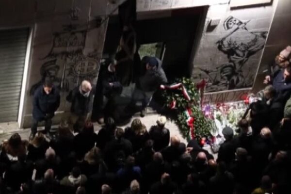 Acca Larentia: schierati e vestiti di nero, la commemorazione neofascista vista dall’alto