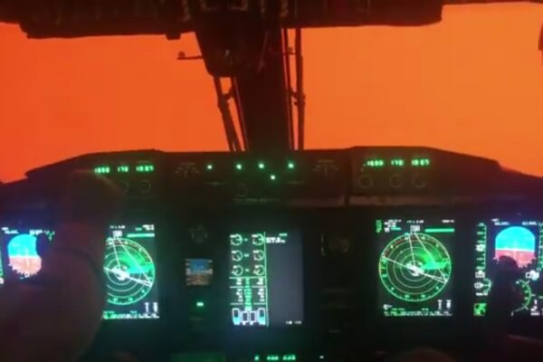 Incendi in Australia, il volo cieco nel cielo rosso e pieno di fumo