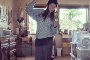 Amanda Knox ‘posa’ con i vestiti da detenuta, è polemica