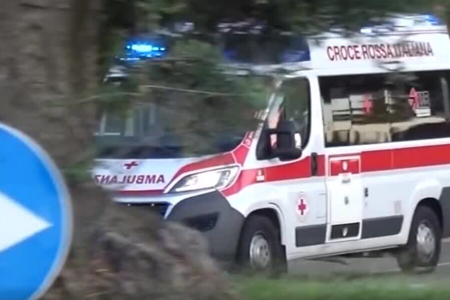 Dramma al ritorno da scuola: auto finisce fuori strada, muore bimbo di 4 anni