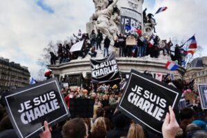 Charlie Hebdo, a cinque anni dalla strage tra ricordo e polemiche