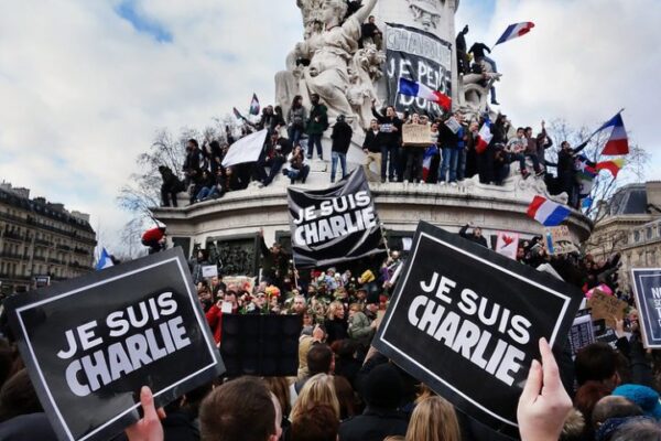 Charlie Hebdo, a cinque anni dalla strage tra ricordo e polemiche