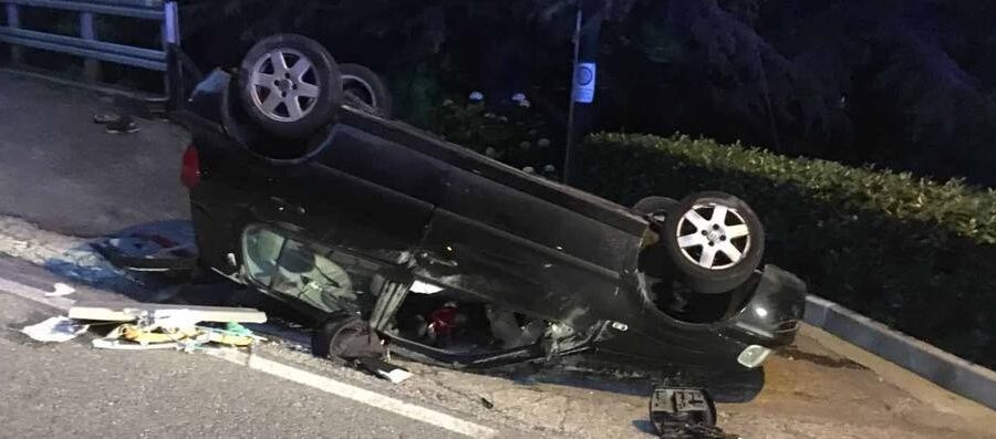 Schianto in auto prima del cenone, muore papà: figlio di 9 anni in ospedale