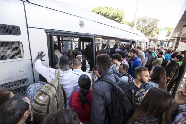 Lecco, lascia il posto sull’autobus all’anziana: “Non lo voglio, sei nera”