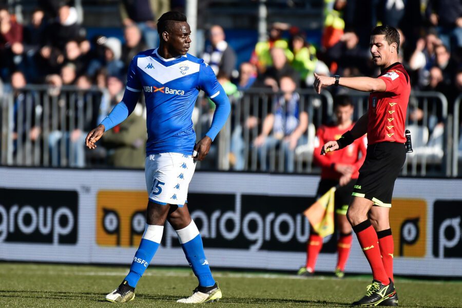 Serie A, cori razzisti dei tifosi laziali contro Balotelli: “Vergognatevi”