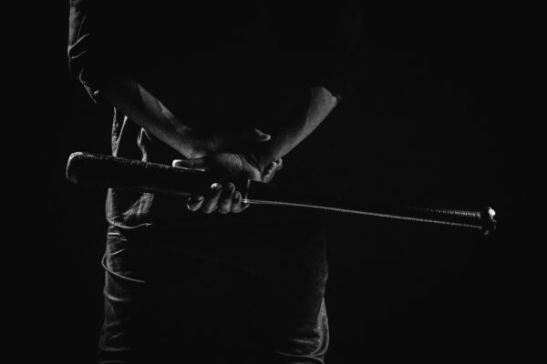 Pestato con una mazza da baseball, 14enne ridotto in fin di vita