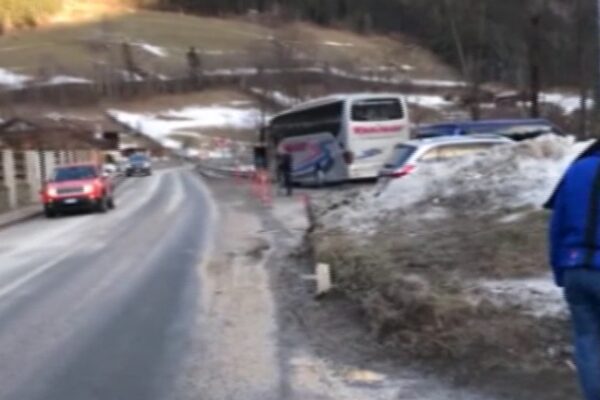 Auto sulla folla, strage di turisti tedeschi in Alto Adige. Le immagini del luogo dell’incidente