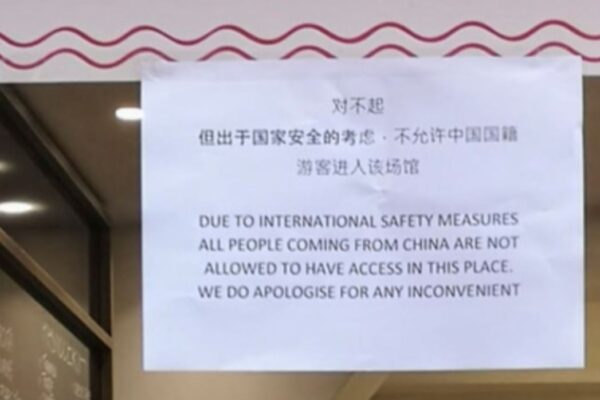 Psicosi coronavirus, cartello in un bar di Roma: “Ingresso vietato a chi viene dalla Cina”