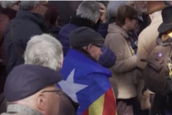 Catalogna, centinaia di separatisti a Barcellona manifestano per Junqueras Catalogna, centinaia di separatisti a Barcellona manifestano per Junqueras