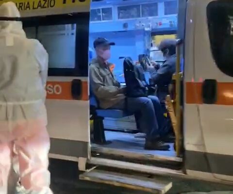 [VIDEO] Cinesi contagiati da coronavirus a Roma, il momento in cui l’ambulanza li preleva