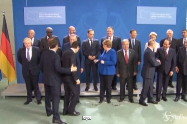 Vertice di Berlino, Giuseppe Conte cerca il posto in prima fila ma non c’è