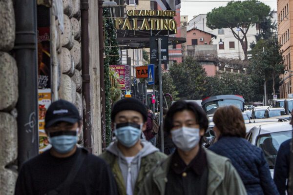 L’Italia dichiara guerra al Coronavirus, voli bloccati e stato d’emergenza: “Spegnere il focolaio prima del vaccino”