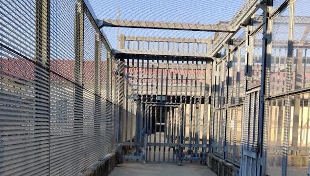 Incendiati materassi e plexiglass: rivolta al Centro per il Rimpatrio di Gradisca