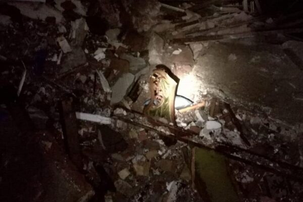 Crolla palazzina a Catania, si cercano dispersi con i cani