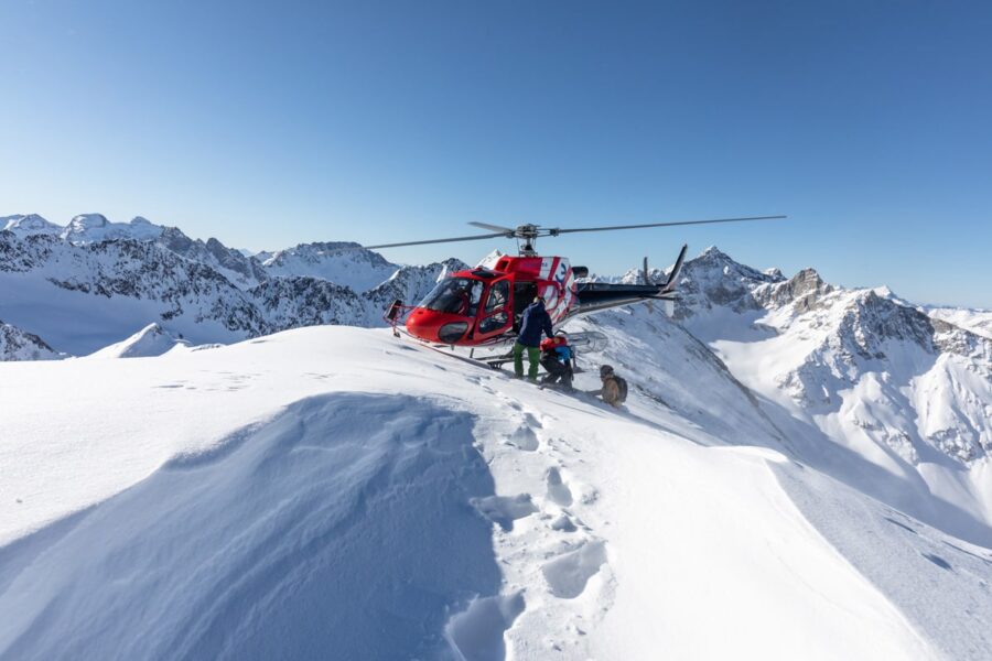 Maestro di sci muore precipitando da un elicottero durante una sessione di eliski