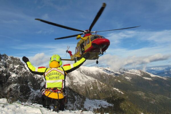 Tragedia sulle Alpi Apuane: due giovani cadono nel vuoto e muoiono
