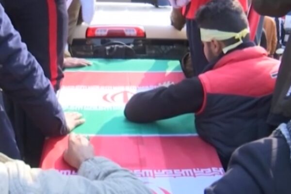 Baghdad, il feretro del generale Soleimani tra la folla