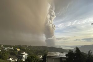 Il vulcano Taal a rischio eruzione, le autorità filippine ordinano “l’evacuazione totale” di mezzo milione di persone Il vulcano Taal a rischio eruzione, le autorità filippine ordinano “l’evacuazione totale” di mezzo milione di persone
