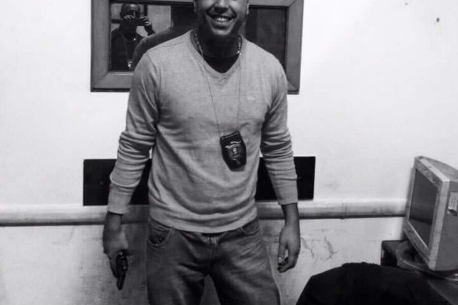 Distintivo e pistola nel post shock: “Al lavoro a Bologna tra tossici e sardine”