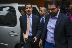 Venezuela, spari e sassate contro l’auto in cui viaggiava Guaidò