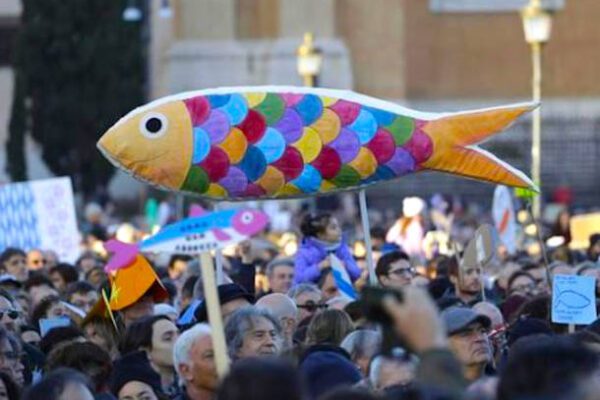 Bologna, la grande piazza delle sardine: “Abbiamo vinto una battaglia culturale”