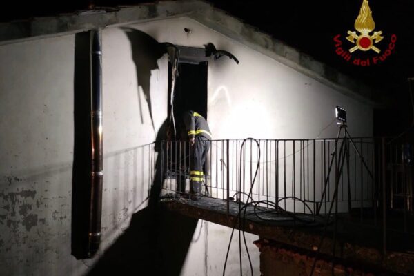 Muore a 14 anni nell’incendio in casa, la madre ferita in un incidente stradale per raggiungerla