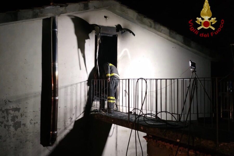 Muore a 14 anni nell’incendio in casa, la madre ferita in un incidente stradale per raggiungerla