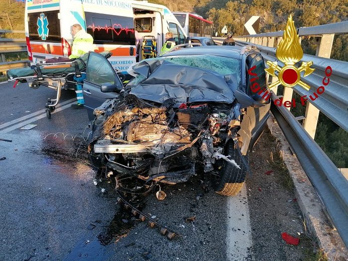 Tragico schianto tra pullman e auto sulla Statale 223, due morti