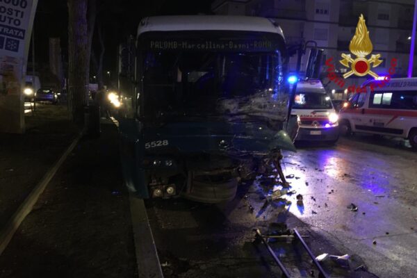 Scontro tra bus e auto, morti due giovanissimi alle porte di Roma