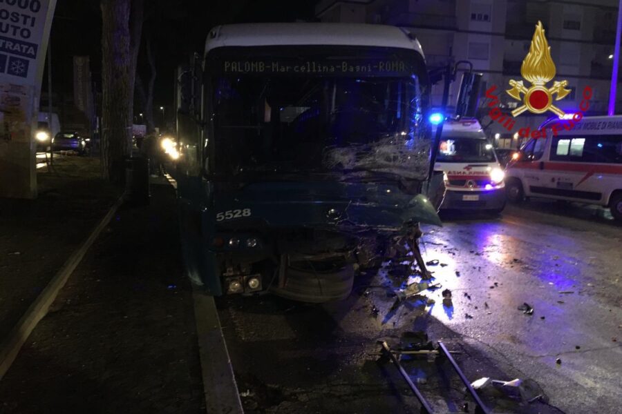 Scontro tra bus e auto, morti due giovanissimi alle porte di Roma