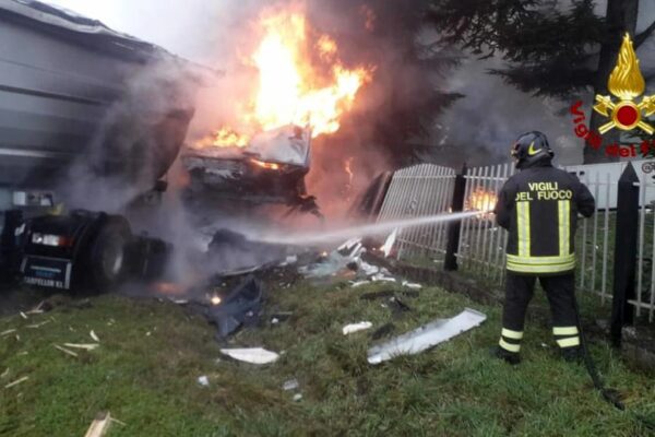 Schianto tra due camion nel Reggiano, 42enne muore carbonizzato: lascia tre figli
