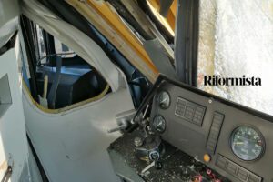 Scontro tra treni della Metro a Napoli, sfiorata la tragedia: feriti e polemiche