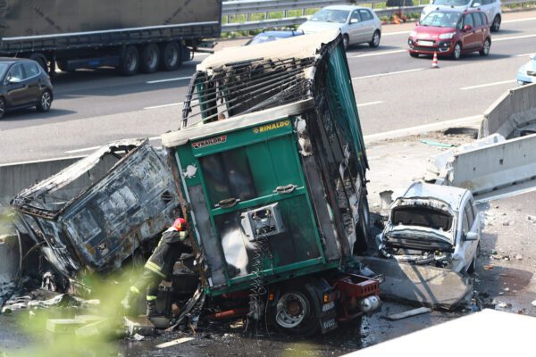 Tragico tamponamento tra tir e auto in A1, due morti