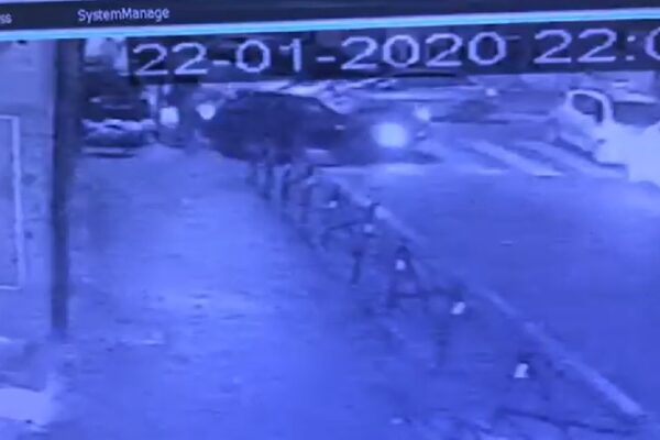 Incidente terrificante a Napoli, donna travolta da auto mentre cammina sul marciapiedi