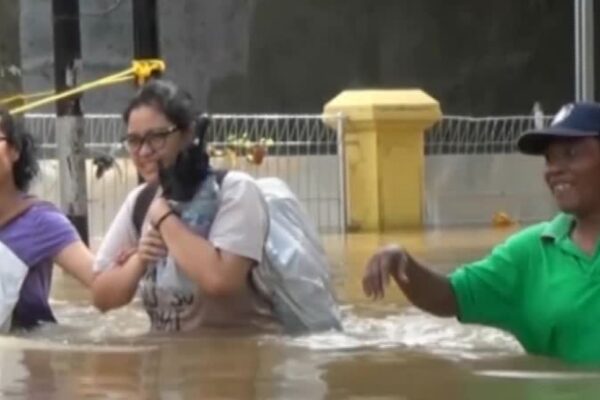 Alluvione in Indonesia, gli abitanti di Tangerang lasciano le loro case