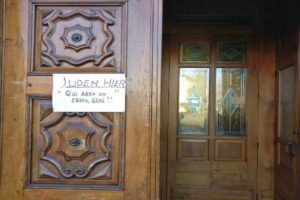 “Qui abita un ebreo: Gesù”, la risposta di una parrocchia agli attacchi antisemiti