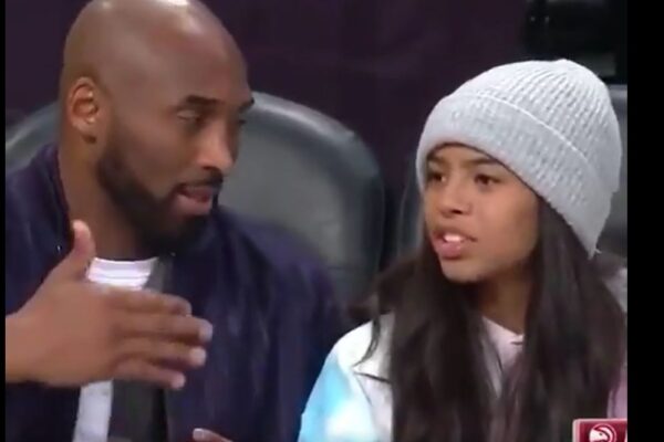 Kobe Bryant e la figlia Gianna insieme ad una partita di basket