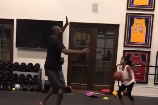 Kobe Bryant gioca a basket con la figlia Gianna