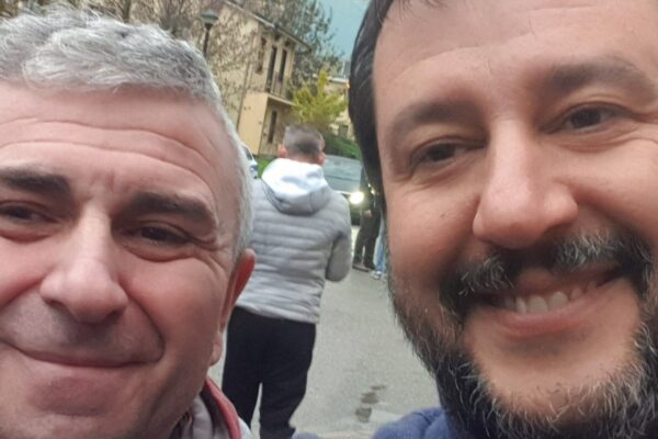 Selfie con Salvini mentre è in malattia: licenziato delegato Cgil