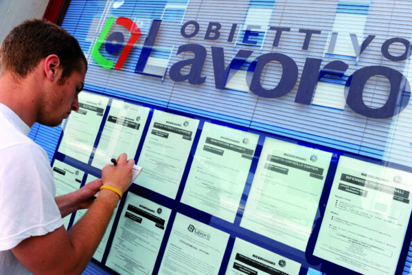 Lavoro, i dati Istat: record di occupati grazie al ‘posto fisso’, risale la disoccupazione giovanile