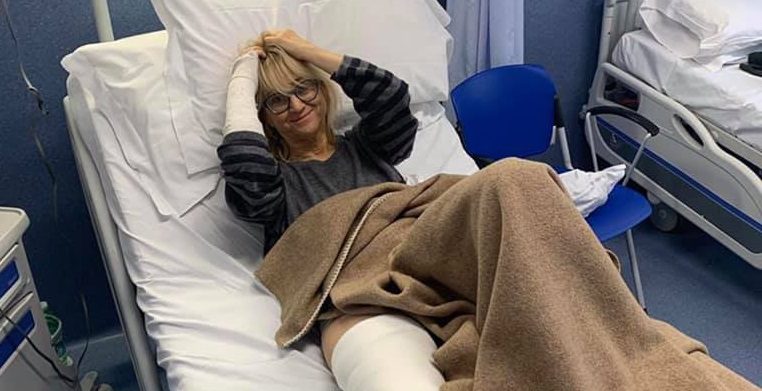 Luciana Littizzetto operata alla gamba ironizza: “Sto bene col gessato?”