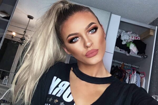 Selfie addicted, influencer precipita dalla scogliera e muore a 21 anni