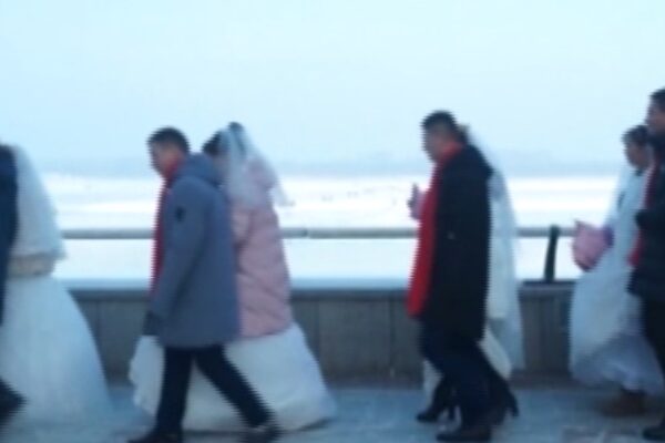 Cina, matrimonio collettivo nella città del ghiaccio di Harbin