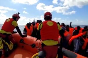 Migranti, nuovo soccorso in mare per Open Arms: 237 a bordo